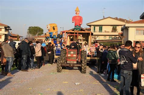 San Miniato Basso Il Lancio Di Pinocchio Il Tirreno