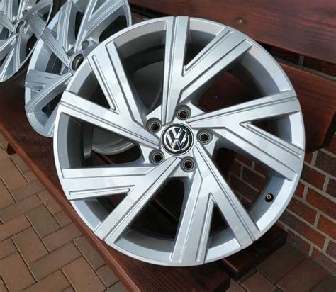 Felgi VW GOLF VIII BERGAMO 5H0 7 5J 18 ET 51 GTI R LINE Idealne