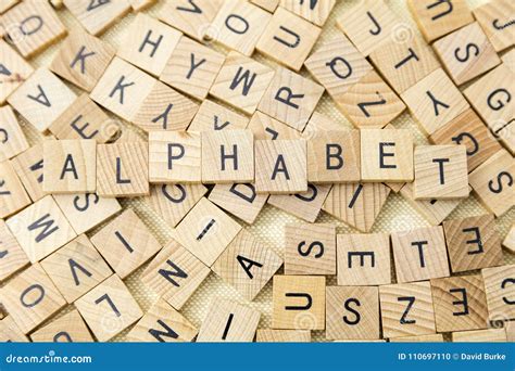 Ensino Do Alfabeto Das Letras De Bloco De Madeira Foto De Stock