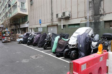 社區的事｜北角路邊電單車公眾泊位供應緊張 死車長年佔據 拖出路中央增撞車風險 星島日報