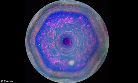 Astronomers Get Clearest View Yet Of Auroras On Saturn Daily Mail Online