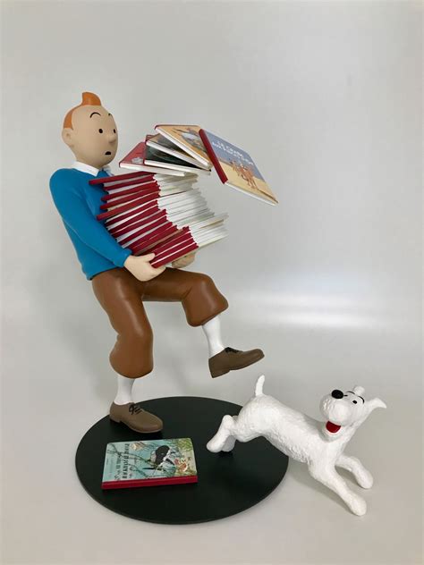 Tintin tenant les albums statuette résine 26 cm moulinsart