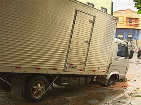 G Caminh O Toneladas De Ra O Fica Preso Em Buraco Em Bauru