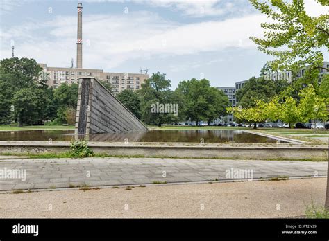 Berlin mauerbrunnen Fotos und Bildmaterial in hoher Auflösung Alamy