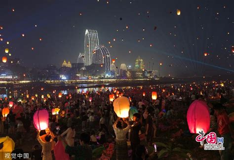 西双版纳市民游客澜沧江畔放飞孔明灯 庆祝泼水节 组图 图片中国 中国网