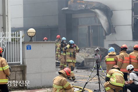 경향포토 화성시 화재현장 인명구조 준비하는 소방관들