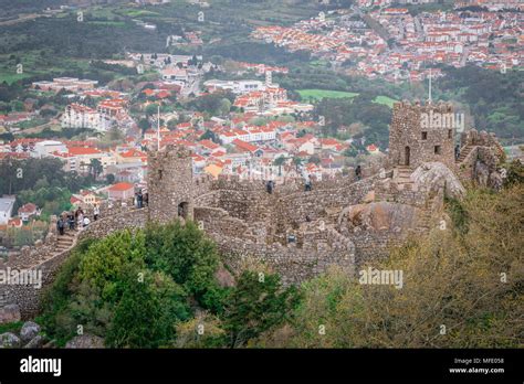 Castillo De Sintra Vista De Los Turistas Que Exploran Las Murallas Del