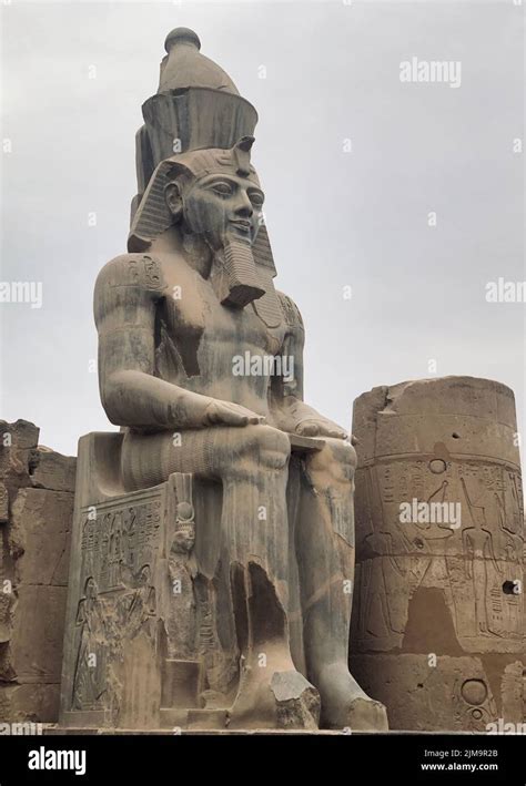 Una imagen vertical de una enorme estatua de Ramsés II en el Templo de