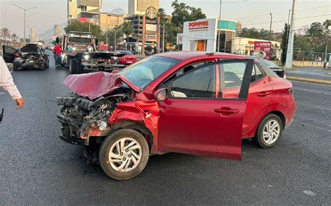 Choque Afecta Avenida Constituci N En Monterrey Telediario M Xico