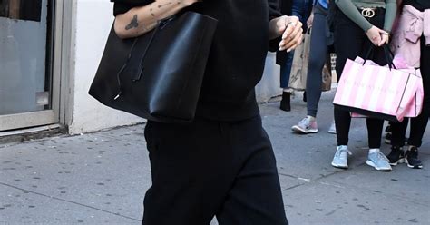 Zoë Kravitz Φορά μια από τις πιο hot τάσεις στα παπούτσια Μόδα Ειδήσεις