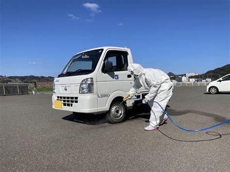 高病原性鳥インフルエンザの陽性確認を受け、防疫措置を始める福岡県の職員ら＝2日午前、福岡市（福岡県提供） 採卵鶏を24万羽殺処分、自衛隊に