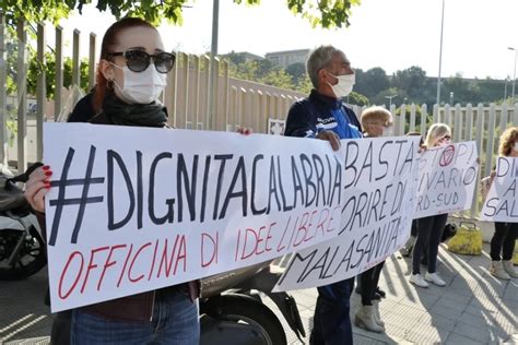 Reggio Calabria Doppio Sit In Ai Riuniti E Al Morelli Contro La