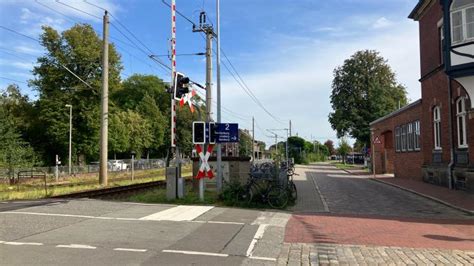 Trotz Rotlicht Mann Berquert Bahn Bergang In Gl Ckstadt Shz