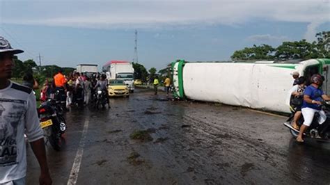 11 personas heridas tras volcamiento de bus en la vía a Bayunca