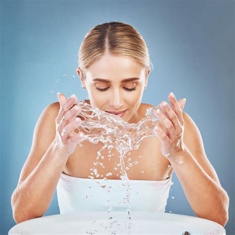 Agua De Cara Y Limpieza Con Una Mujer Modelo En Estudio Sobre Un Fondo