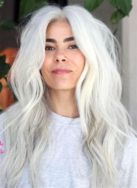 Cabello blanco 10 formas de llevarlo y la guía para cuidarlo All