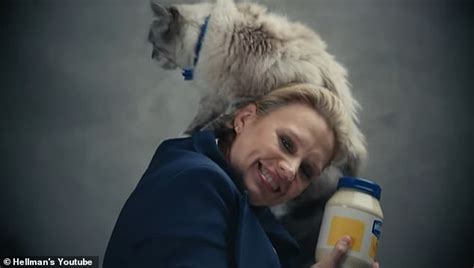 Kate Mckinnon Struggles To Hold A Cat And Several Jars Of Mayonnaise In