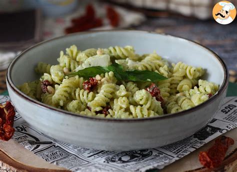 Salade de pâtes au pesto de courgettes mozzarella et tomates séchées