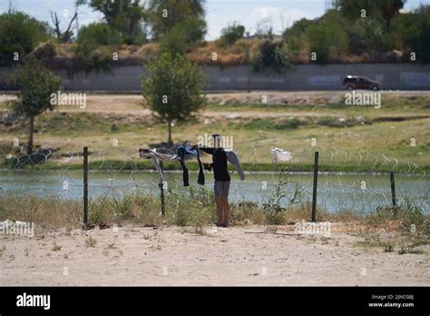 Eagle Pass Texas Usa 10th Aug 2022 A Migrant Dries His Clothes On