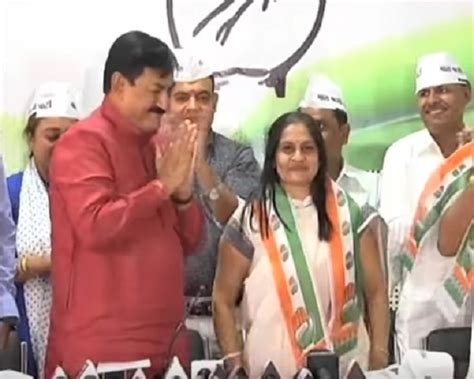 Gujarat Election Aaps Vandana Patel And Ruturaj Mehta Joins Congress