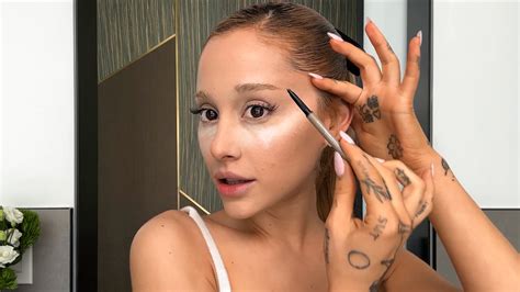 Ver Ariana Grande Revela El Secreto De Su Famoso Delineado Cat Eye Al Estiilo De Los Años 80 Y