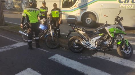 Homem é flagrado empinando moto e tem veículo apreendido em Poços de