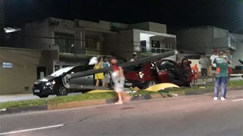 Motorista Perde Controle Bate E Poste Cai Em Cima Do Carro Na Compensa