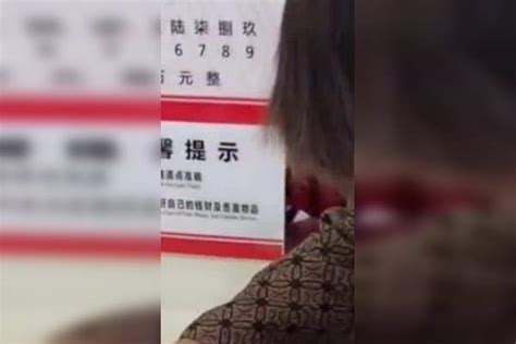 76岁奶奶银行取钱，拒绝孙女帮助坚持自己输密码，连续3次错误后掏出手电筒！孙女密码手电筒