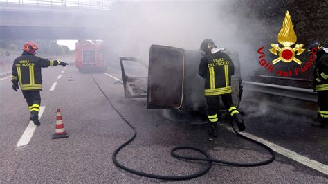 Pietradefusi Avellino Furgone In Fiamme Sull Autostrada Illeso Il