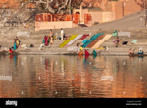 Indian Woman Bathing In Holy Hi Res Stock Photography And Images Alamy