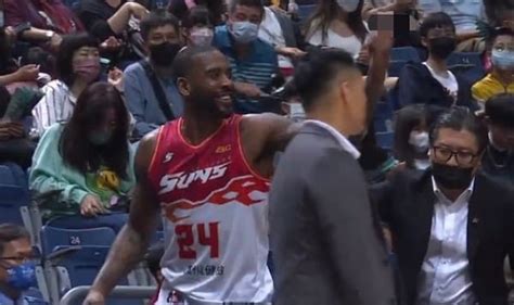 Basketball Top5 影快訊只打兩節就被驅逐！台中太陽洋將萊斯不滿判決 離場前直接朝裁判于容比中指