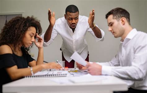 Ambiente de trabalho tóxico Como identificar e atuar Revista do