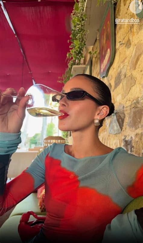 De Vestido Sexy E Batom Vermelho Bruna Marquezine Tem P S Exaltados Na