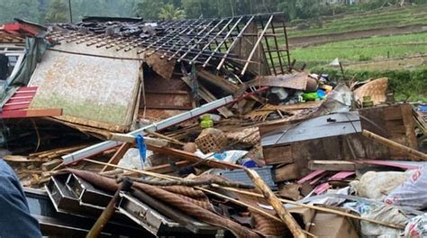 Empat Rumah Di Cianjur Rata Dengan Tanah Akibat Angin Puting Beliung