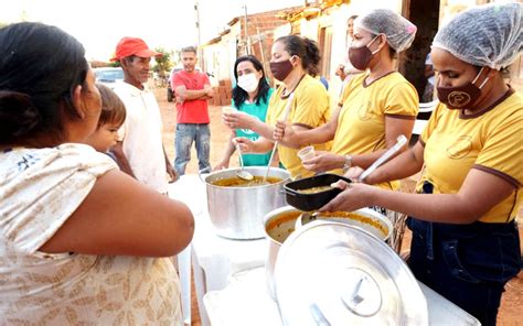 Cozinha solidária levando o alimento para quem precisa