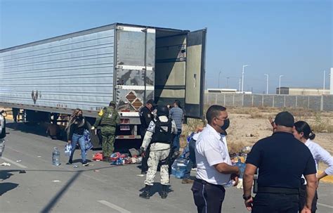 Abandonan a al menos 160 migrantes en caja de tráiler en Monclova