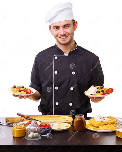 Een Mens Een Kok Bevindt Zich In De Keuken Met Twee Platen Van