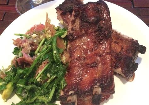 Costillas de cerdo al vino tinto con ensalada de Rúcula palta y jamón