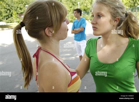 Mädchen Raufen Sich Fotos Und Bildmaterial In Hoher Auflösung Alamy