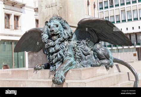 Le lion ailé de Venise statue en Campo Manin San Marco Venise