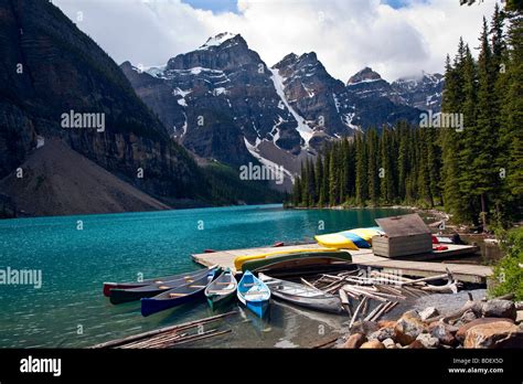 Kanu Verleih Am Moraine Lake Im Valley Of The Ten Peaks Im Banff