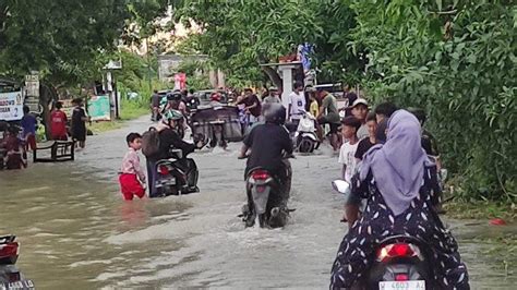 Banjir Di Menganti Gresik Lumpuhkan Jalan Penghubung 2 Desa Warga