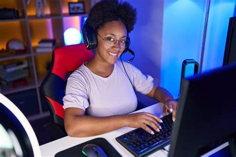 Mulher Africana Streaming Jogando Videogame Usando Computador Na Sala