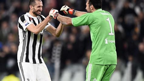 L Annuncio Della Juventus Chiellini E Buffon Rinnovano Fino Al