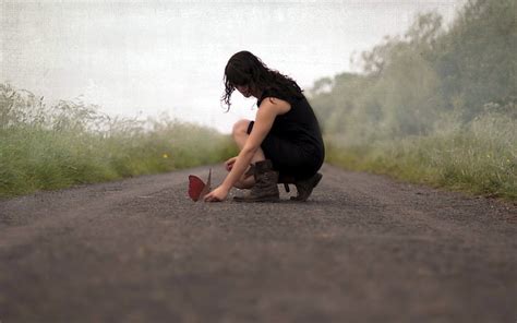 女性の黒いノースリーブドレス 道路 女の子 スタイル 背景 蝶 HDデスクトップの壁紙 Wallpaperbetter