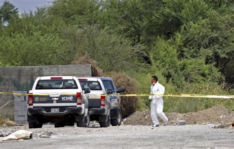 La Jornada Hallan diez cuerpos calcinados en camino de terracería de NL