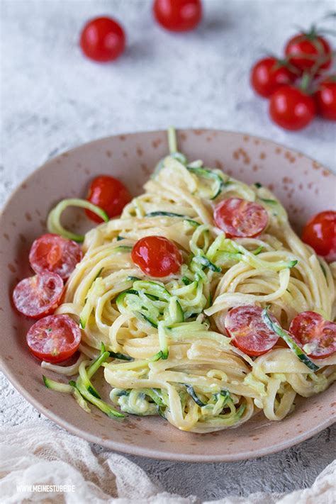 Zucchini Spaghetti mit Pasta in Frischkäsesoße und Tomaten