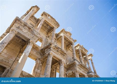 Las Ruinas De La Biblioteca De Celsus En Ephesus Foto De Archivo