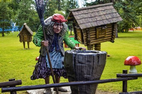 Rusia St Petersburgo 30 De Julio De 2023 Estatua De Baba Yaga En