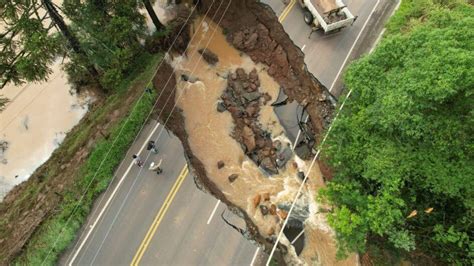 Asfalto cede e deixa cratera em rodovia de SC após fortes chuvas Banda B